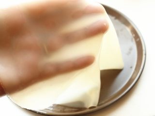 9、凉皮,在流水下冲一下,揭下凉皮,薄薄的透着亮光。重复以上的过程,做好所有的凉皮。
