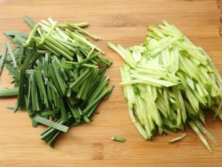 12、凉皮,黄瓜也切丝,韭菜切段煮熟过凉水。