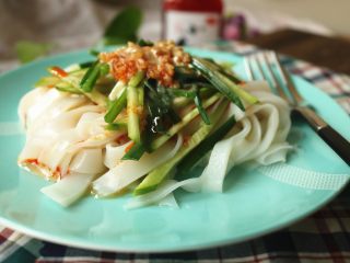 15、凉皮,凉皮加黄瓜丝和韭菜段,加芝麻酱和料汁,最美味的凉皮就做好了。