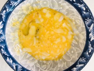 3、全麦香葱饼干,搅拌均匀。