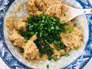 6、全麦香葱饼干,放入葱花。