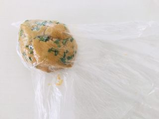8、全麦香葱饼干,装入保鲜袋。