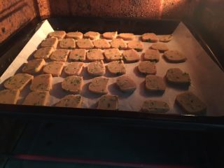13、全麦香葱饼干,放入预热好的烤箱。