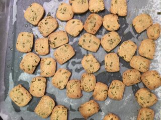 16、全麦香葱饼干,放凉即可。