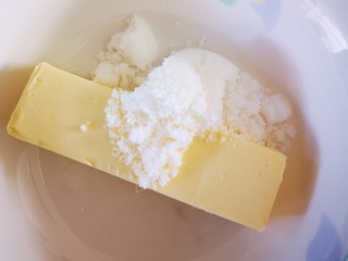 3、情人节之蔓越莓饼干,室温软化的黄油中加入细砂糖