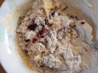 5、情人节之蔓越莓饼干,筛入面粉，加入蔓越莓干