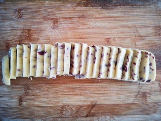 9、情人节之蔓越莓饼干,用刀切成均匀的厚片