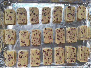 10、情人节之蔓越莓饼干,依次放在铺有锡纸的烤盘中