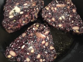 4、沙拉粽,热锅放一点点油，慢火两面稍稍煎一下粽子