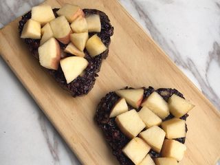 6、沙拉粽,放入苹果丁