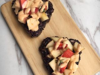 7、沙拉粽,挤上沙拉酱