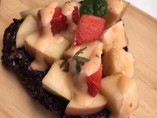 8、沙拉粽,可以放点草莓装饰一下