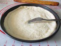 3、马蹄肉脯披萨,除黄油之外所用饼坯材料放入面包机桶中