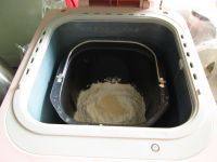 4、马蹄肉脯披萨,将面包机桶固定在面包机中，接通电源，启动和面程序