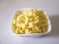 6、马蹄肉脯披萨,马苏里拉奶酪切成小丁状