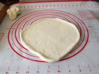 7、马蹄肉脯披萨,发酵好的面团，揉圆。擀成大于披萨盘的圆片