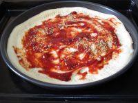 9、马蹄肉脯披萨,在生胚上均匀的抹上披萨酱，撒上披萨草