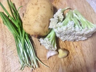 1、#年味儿#开胃爽口菜拌花藕,准备所需食材