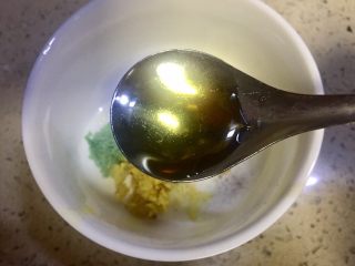 8、#年味儿#开胃爽口菜拌花藕,放入葵花油