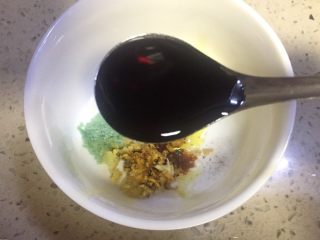 9、#年味儿#开胃爽口菜拌花藕,放入两勺生抽