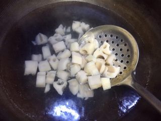 15、#年味儿#开胃爽口菜拌花藕,锅里水开了放入藕丁