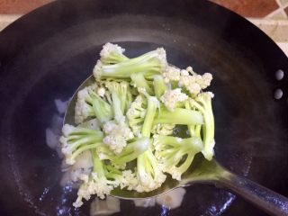 16、#年味儿#开胃爽口菜拌花藕,放入花菜