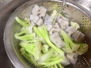 18、#年味儿#开胃爽口菜拌花藕,捞出后用纯净水冲洗