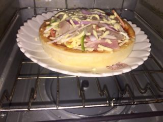 21、披萨~不一样的重奶酪拉丝披萨,烤箱调170度，上下火力，时间10分钟，披萨放入烤箱中层开始烤