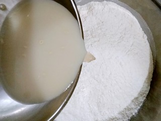 1、花边双拼披萨,酵母粉用温水冲开，分多次倒入面粉中，和发面。