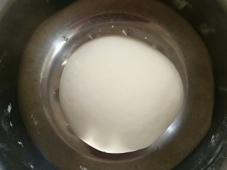 2、花边双拼披萨,和好的面团盖上保鲜膜醒发。