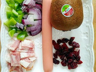 3、花边双拼披萨,等面醒发的时间，我们来准备做双拼披萨的蔬菜，水果和培根……根据自己口味，喜欢吃什么用什么。