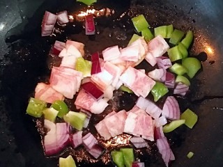 4、花边双拼披萨,锅里少量油加热，把培根，青椒，洋葱炒熟，可根据自己口味适量加盐或者不加。