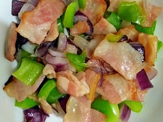 5、花边双拼披萨,炒好的培根蔬菜放在一边待用。