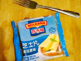 7、花边双拼披萨,芝士片切丝，再切碎，放在冰箱待用（受热会容易化掉的）