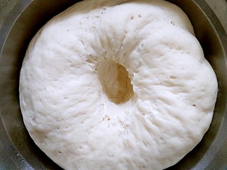 8、花边双拼披萨,当面醒发到原来的两倍大时就可以来做披萨了