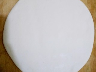 9、花边双拼披萨,取三分之二的发面擀成薄厚均匀的面饼，大小根据自己需要。