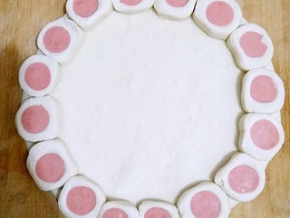 12、花边双拼披萨,在面饼边上薄涂一层水，把火腿肠花边粘上去