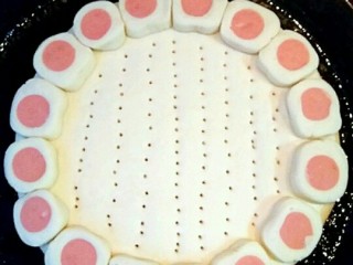 13、花边双拼披萨,平底锅预热，锅中刷一层橄榄油，把面饼放入，用叉子插上一些排气孔，待面饼底部定型之后，翻转一下烙花边的这面，要加盖的哦，熟的快，全程中小火，时间自己掌握，多看着点就行。