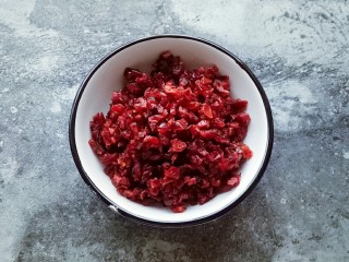 2、蔓越莓饼干,蔓越莓切碎备用