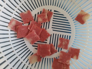 2、吐司培根披萨,培根洗干净切块控干水分