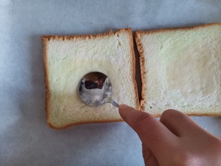 3、吐司培根披萨,土司面包片，用勺子压个坑