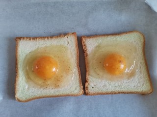 4、吐司培根披萨,打入鸡蛋，撒点椒盐