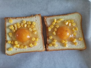 5、吐司培根披萨,撒上玉米粒