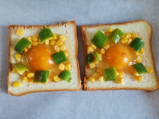 6、吐司培根披萨,放入青椒