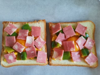 7、吐司培根披萨,放入培根