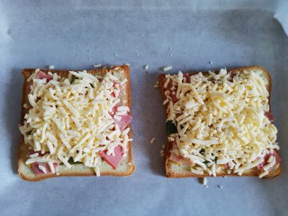 8、吐司培根披萨,撒上芝士碎