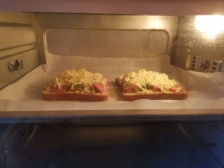 9、吐司培根披萨,送入预热好的烤箱，上下火180烤15分钟