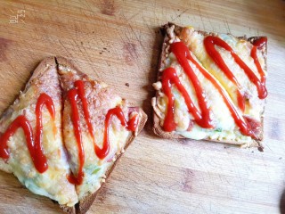 10、吐司培根披萨,烤好取出来切块，挤上番茄酱