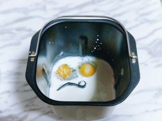 2、香葱培根芝士面包,加入鸡蛋，我用的草鸡蛋比较小所以用两只蛋，60g