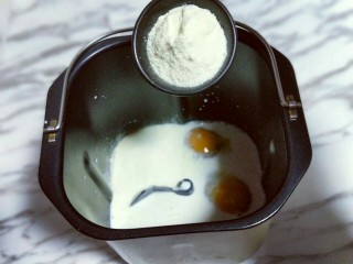 5、香葱培根芝士面包,加入奶粉。